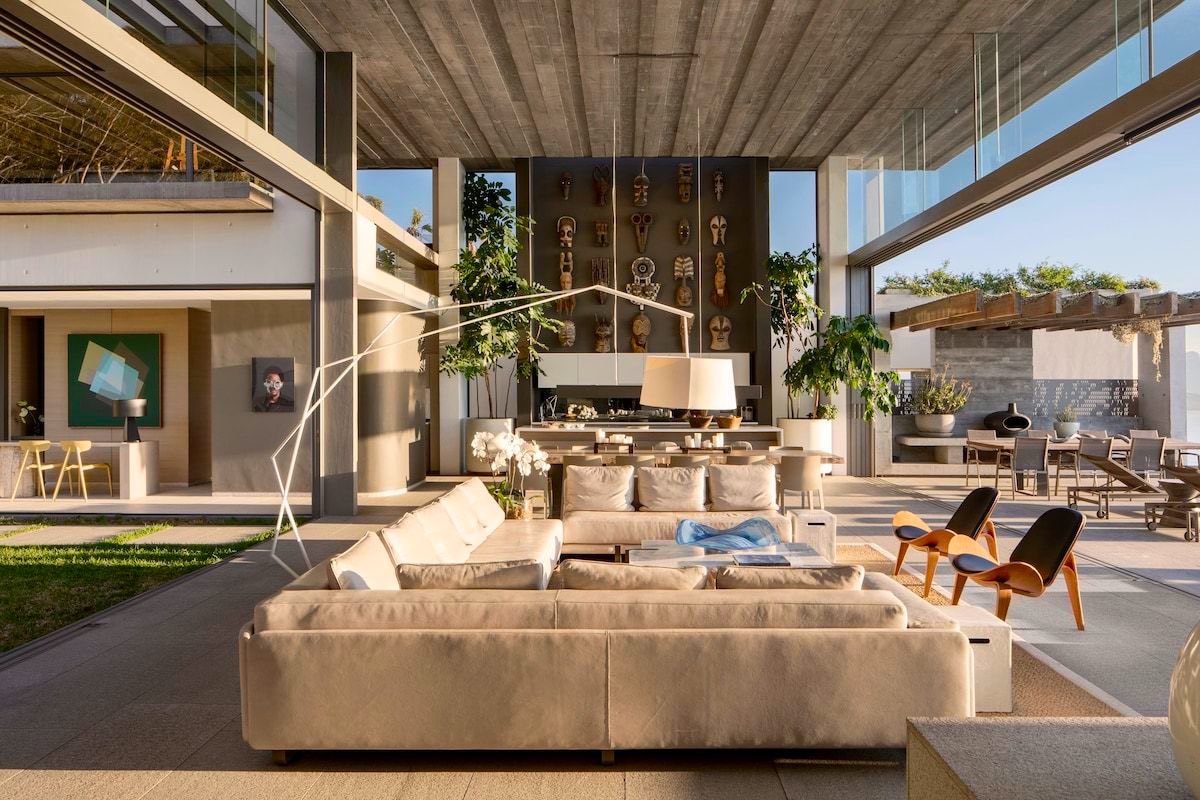 Offene Lounge der Villa mit Blick ins Grüne