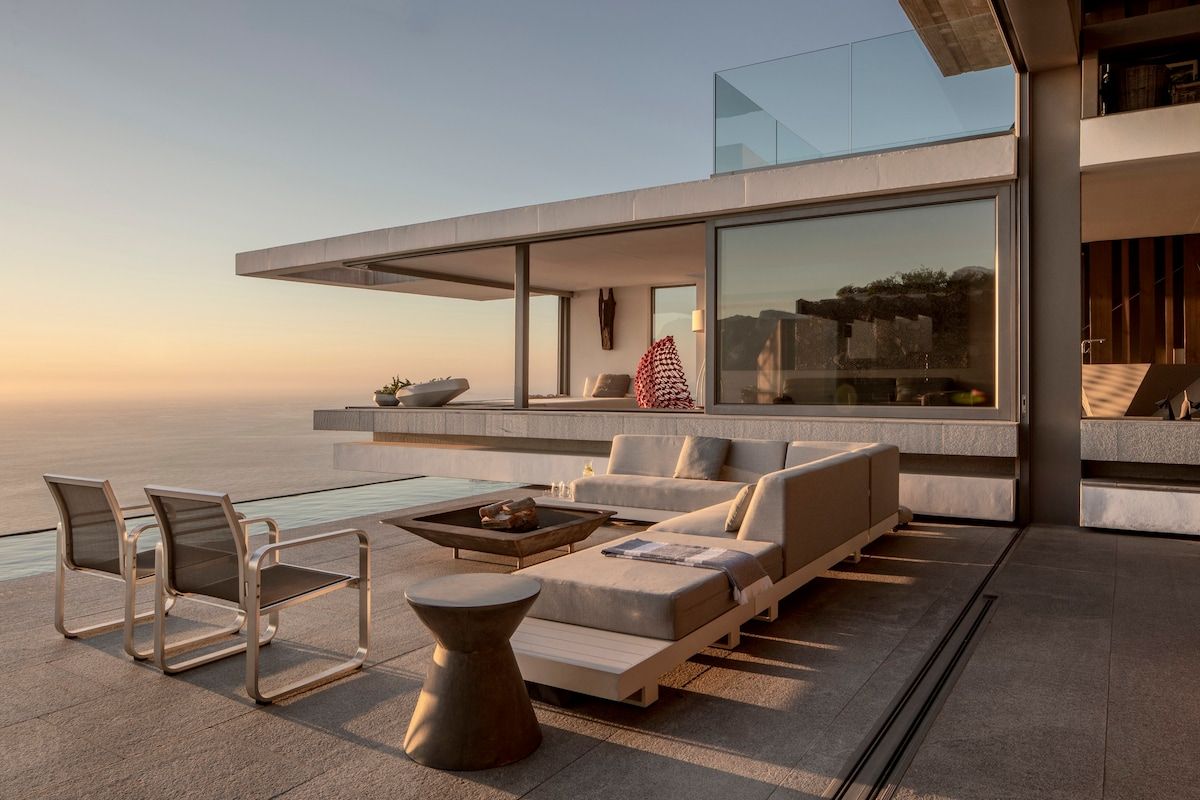 Terrasse der Villa mit Blick aufs Meer bei Sonnenuntergang